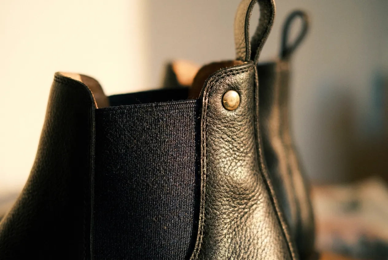 Macro detail of the elastic side gusset and pull tab